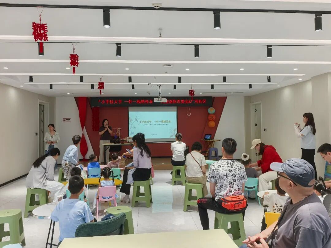 小手拉大手，一针一线绣传承——民进洛阳市委会联合广利社区开展