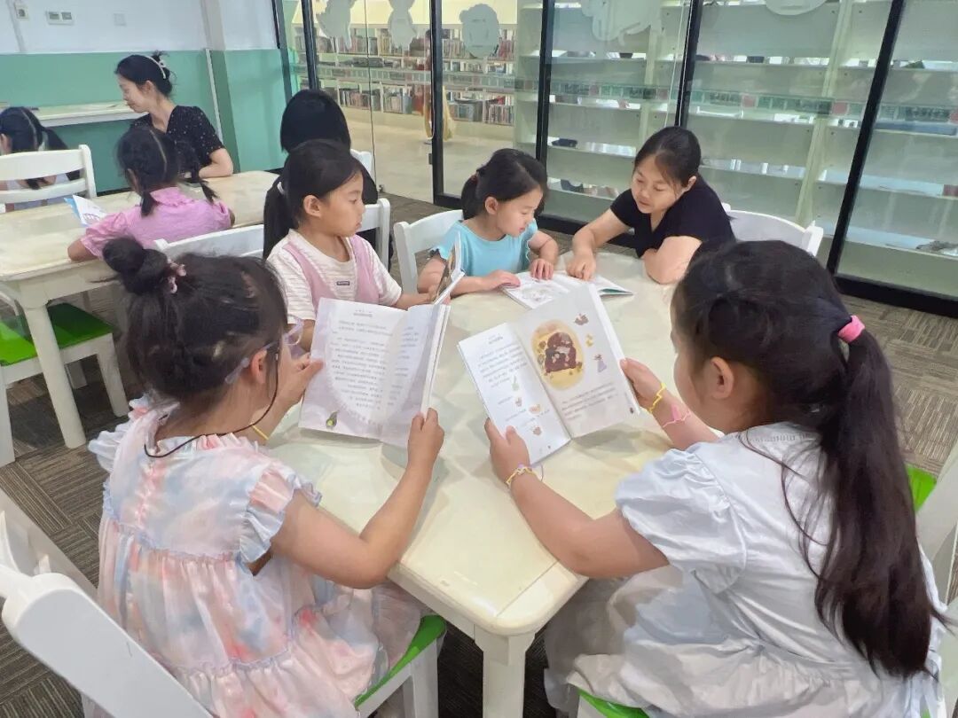 奇遇《奇奇怪怪的小镇》——民进洛阳市委会联合洛阳市图书馆开展